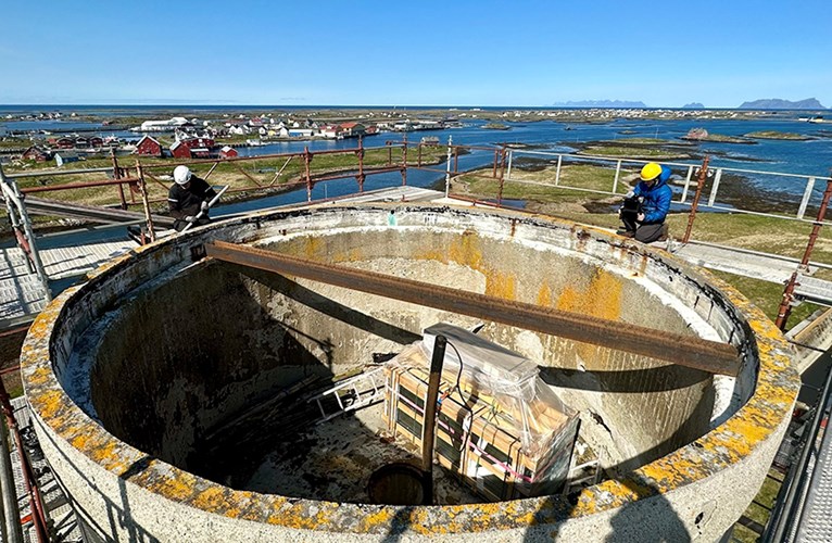 Väderförhållandena längst ut i havsbandet på Røst kan vara mycket hårda och utsätter konstruktionen och fönstren för stora påfrestningar (Foto: Martin Otterbeck)